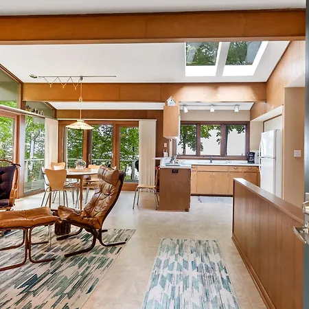 Experience Comfort At Graceland, A Charming 3-Bedroom House